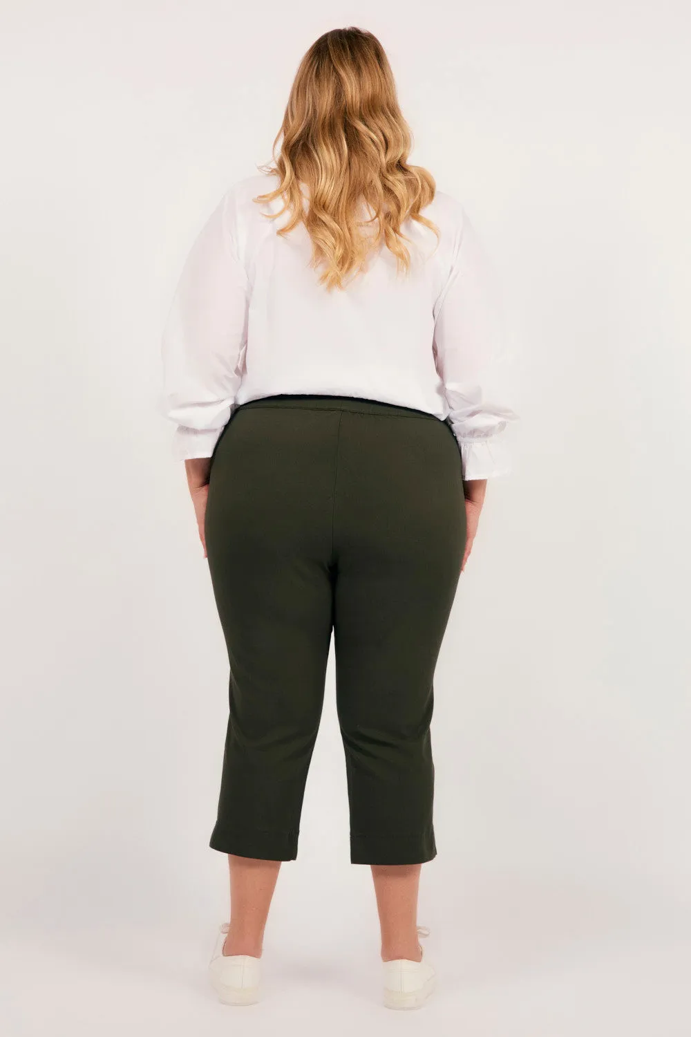Petite Length Cropped Stretch Capri Pant in Bottle Green
