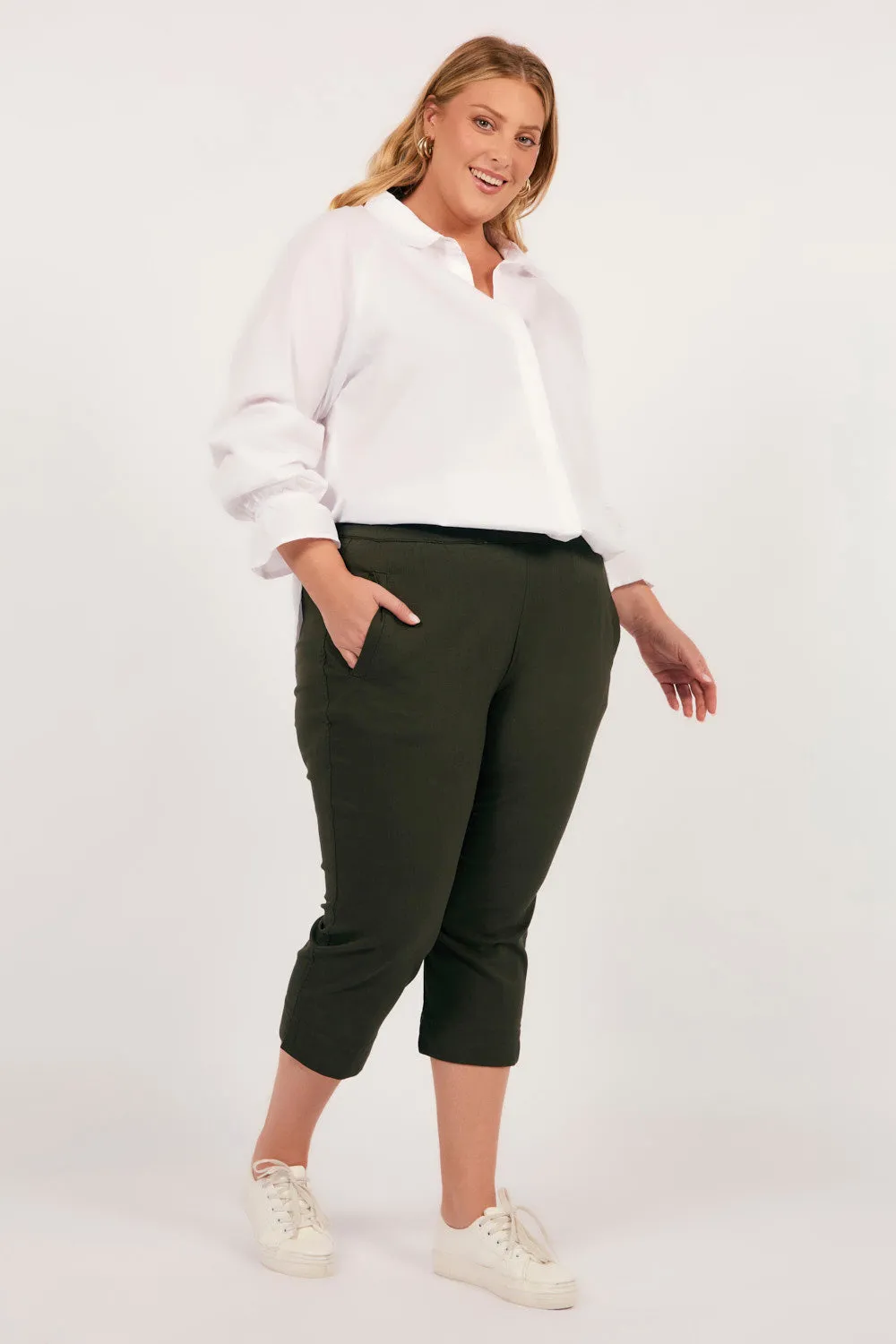 Petite Length Cropped Stretch Capri Pant in Bottle Green